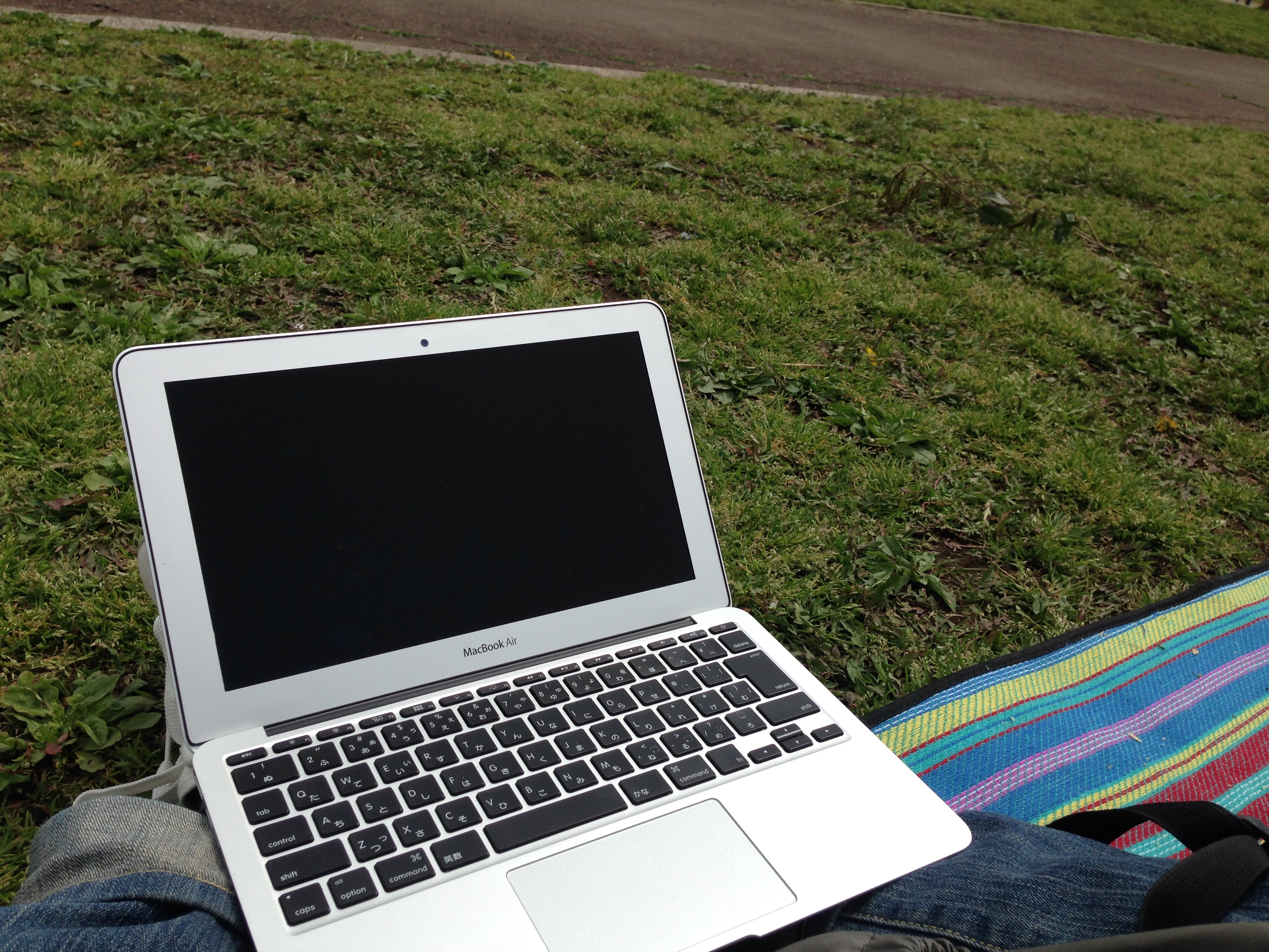 広場とMacBook Air